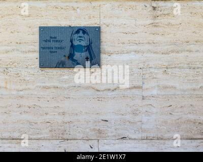 Lapide commemorativa della notevole albanese, Madre Teresa, in Piazza Madre Teresa, Tirana, Albania. Foto Stock