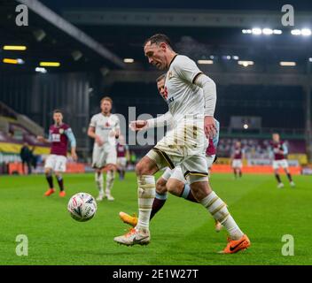 Turf Moor, Burnley, Lanchashire, Regno Unito. 9 gennaio 2021. Calcio della fa Cup inglese, Burnley contro Milton Keynes Dons; Richard Keogh di MK Dons difende Ashley Barnes of Burnley Credit: Action Plus Sports/Alamy Live News Foto Stock