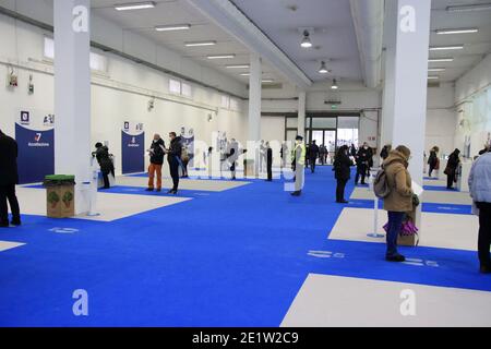 Napoli, Italia - 09 Gennaio 2021 : Il Centro sanitario locale 1 di Napoli, ha istituito presso i padiglioni della Fiera d'oltremare, un Centro di vaccinazione contro il Covid-19. In questa fase iniziale il vaccino viene somministrato a tutto il personale medico e infermieristico.più di 1,500 vaccini saranno somministrati quotidianamente agli operatori che volontariamente li richiedono. Con la previsione di passare alla fase successiva alla vaccinazione della popolazione. La casella di accoglienza delle persone ha prenotato per il vaccino. (Foto di Pasquale Senatore/Pacific Press) Foto Stock