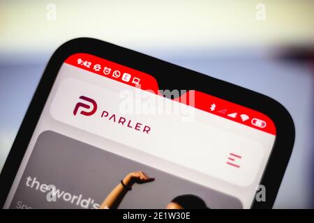 In questa illustrazione fotografica viene visualizzato il logo Parler sullo smartphone. Foto Stock