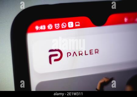 In questa illustrazione fotografica viene visualizzato il logo Parler sullo smartphone. Foto Stock