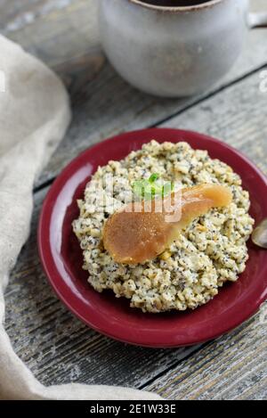 Porridge di semi di papavero con buccia d'arancia e pere, angolo di 45 gradi, luce del giorno Foto Stock