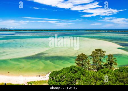 Vista aerea su Golden Beach del Pumicestone Passage e dell'Isola delle corride sulla Sunshine Coast nel Queensland in una splendida giornata estiva. Foto Stock