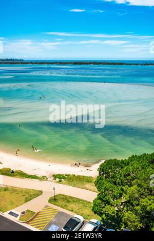 Vista aerea su Golden Beach del Pumicestone Passage e dell'Isola delle corride sulla Sunshine Coast nel Queensland in una splendida giornata estiva. Foto Stock