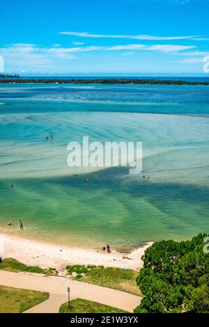 Vista aerea su Golden Beach del Pumicestone Passage e dell'Isola delle corride sulla Sunshine Coast nel Queensland in una splendida giornata estiva. Foto Stock