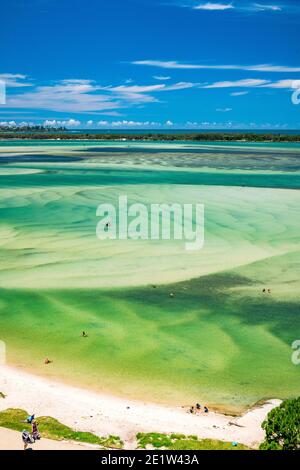 Vista aerea su Golden Beach del Pumicestone Passage e dell'Isola delle corride sulla Sunshine Coast nel Queensland in una splendida giornata estiva. Foto Stock