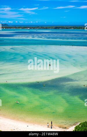 Vista aerea su Golden Beach sulla Sunshine Coast nel Queensland in una splendida giornata estiva. Foto Stock