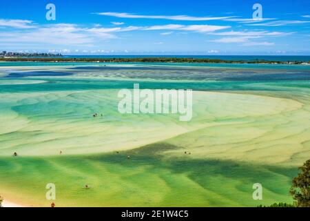 Vista aerea su Golden Beach sulla Sunshine Coast nel Queensland in una splendida giornata estiva. Foto Stock