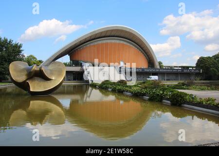 GERMANIA, BERLINO - 15 AGOSTO 2013: Haus der Kulturen der Welt ("Casa delle culture del mondo") Foto Stock