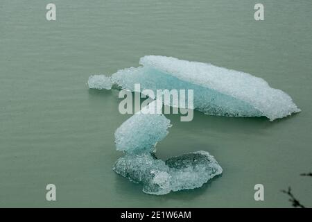 Residui frammentati e fusori di grandi iceberg calvati da Glacier Grey, si fondono nelle acque del Lago Grey, Torres del Paine, Patagonia, Cile Foto Stock