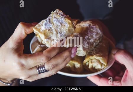 Una donna che tiene una torta Foto Stock