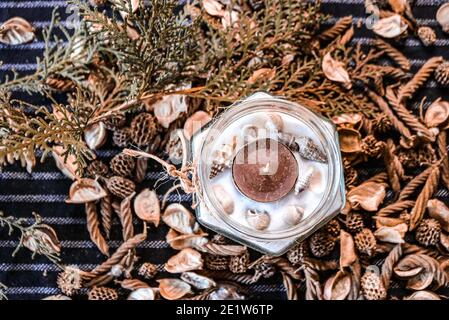 Marrone candela e foglie come decorazione a casa Foto Stock