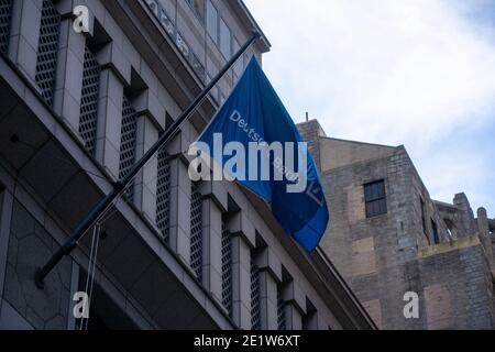 NEW YORK, NY – GENNAIO 09: La bandiera della Deutsche Bank è appesa alla sede centrale della Deutsche Bank AG di New York su Wall Street il 9 gennaio 2021 a New York City. Deutsche Bank AG ha accettato di pagare più di 130 milioni di dollari per estinguere accuse penali e civili che hanno portato il governo federale a indagare sulla corruzione di funzionari stranieri e a manipolare il mercato per i futures sui metalli preziosi attraverso una tattica commerciale nota come spoofing. Deutsche Bank AG è ancora sotto inchiesta da parte dello Stato di New York per i suoi rapporti con la Trump Organization. Foto Stock