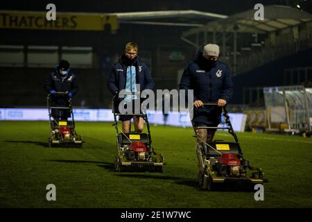 Bristol, Regno Unito. 09 gennaio 2021. Groundsman con tosaerba falciare il campo a tempo pieno. Emirates fa Cup, 3° round match, Bristol Rover contro Sheffield United al Memorial Stadium di Bristol, Avon sabato 9 gennaio 2021. Questa immagine può essere utilizzata solo per scopi editoriali. Solo per uso editoriale, è richiesta una licenza per uso commerciale. Nessun utilizzo nelle scommesse, nei giochi o nelle pubblicazioni di un singolo club/campionato/giocatore. pic by Lewis Mitchell/Andrew Orchard sports photography/Alamy Live news Credit: Andrew Orchard sports photography/Alamy Live News Foto Stock