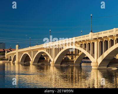 Vista al tramonto del Tempe Town Lake Rural Road Bridge a Tempe, Arizona Foto Stock