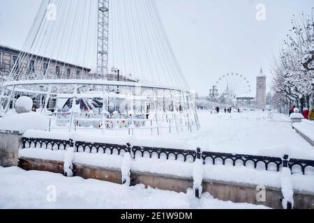 Alcala De Henares, Spagna. 09 gennaio 2021: Filomena Storm; neve che copre piazza Cervantes il 09 gennaio 2021 ad Alcala De Henares, Spagna. Credit: May Robledo/Alfa Images/Alamy Live News Foto Stock