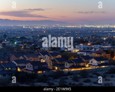 Vista ad alto angolo crepuscolo di alcuni paesaggi urbani dalla montagna sud a Phoneix, Arizona Foto Stock