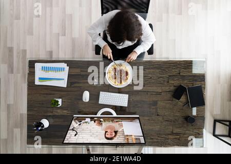 Pausa pranzo ufficio virtuale con videoconferenza online Foto Stock