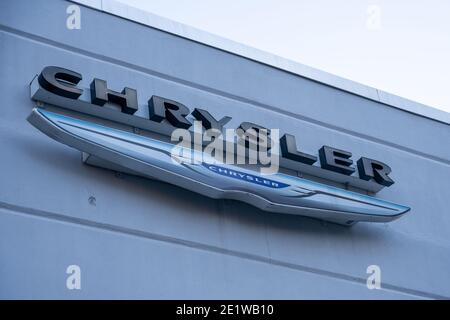 NEW YORK, NY – 07 GENNAIO 2021: Logo Chrysler visto presso una concessionaria nell'Upper West Side di Manhattan. Foto Stock