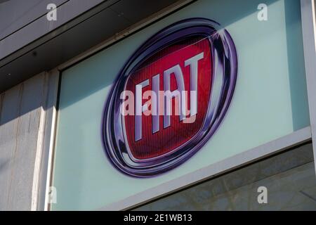 NEW YORK, NY – 07 GENNAIO 2021: Logo Fiat visto presso una concessionaria nell'Upper West Side di Manhattan. Foto Stock