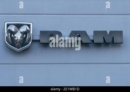 NEW YORK, NY – 07 GENNAIO 2021: Logo RAM visto presso una concessionaria nell'Upper West Side di Manhattan. Foto Stock