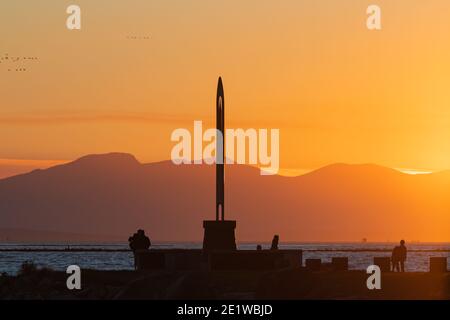 Monumento commemorativo dei pescatori al Garry Point Park - Big Fishing Net Needle durante il tramonto. Foto Stock