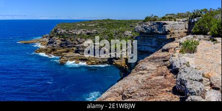 Vista panoramica sul mare costiero e scogliere a Beecroft Head, Abrahams bosom Reserve, Jervis Bay, NSW, Australia Foto Stock