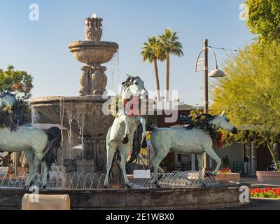 Phoneix, 2 GENNAIO 2021 - Sunny view of the Bronze Horse Fountain by Bob Parks in Old Town Scottsdale area Foto Stock