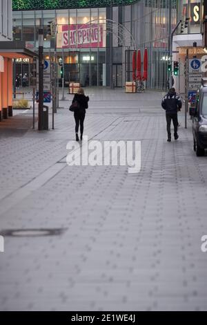 Coblenza, Germania. 8 gennaio 2021. La zona pedonale nel centro della città è quasi deserta. Anche la Renania-Palatinato sta estendendo il blocco, inizialmente fino al 31 gennaio 2021. Credit: Thomas Frey/dpa/Alamy Live News Foto Stock