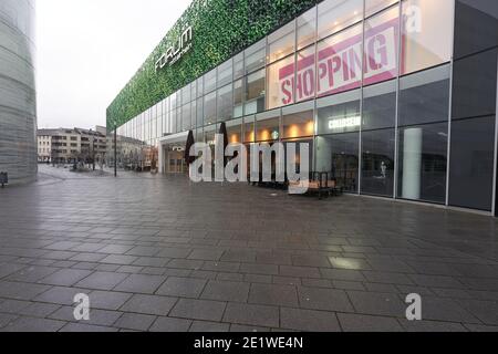 Coblenza, Germania. 8 gennaio 2021. La piazza centrale nel centro della città è quasi deserta. Anche la Renania-Palatinato sta estendendo il blocco, inizialmente fino al 31 gennaio 2021. Credit: Thomas Frey/dpa/Alamy Live News Foto Stock