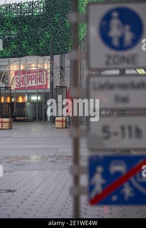 Coblenza, Germania. 8 gennaio 2021. La zona pedonale nel centro della città è quasi deserta. Anche la Renania-Palatinato sta estendendo il blocco, inizialmente fino al 31 gennaio 2021. Credit: Thomas Frey/dpa/Alamy Live News Foto Stock