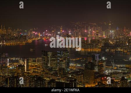 Vista notturna di Kowloon con vista sul Porto Victoria durante un'escursione notturna a Hong Kong Foto Stock