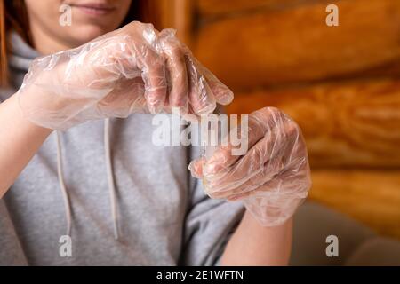 Chemistry Education Concept.Closeup Donna versa elemento chimico Test Tube Crea Reazione chimica esperimento chimico Cristallo Foto Stock