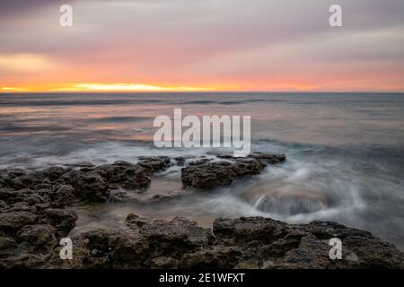 Un tramonto vibrante la spiaggia di Willunga porto in Sud Australia Il 1 gennaio 2021 Foto Stock