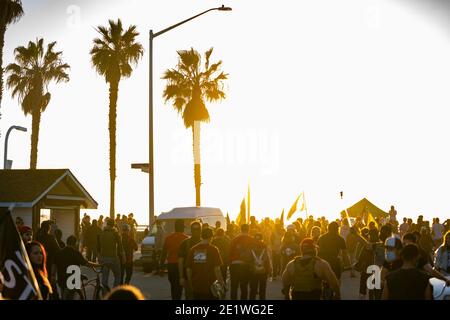 San Diego, California, Stati Uniti. 9 gennaio 2021. Alcune centinaia di sostenitori del presidente Donald Trump hanno marciato a Pacific Beach in quella che è stata dichiarata un’assemblea illegale a San Diego, California, il 9 gennaio 2021. Credit: Dominick Sokotoff/ZUMA Wire/Alamy Live News Foto Stock