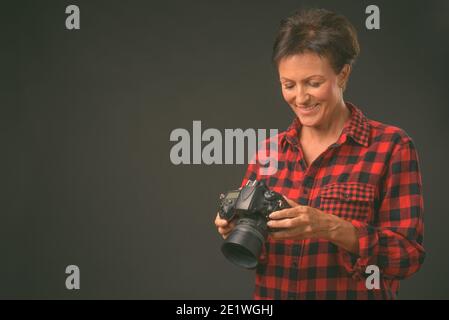 Coppia bella donna con capelli corti su sfondo nero Foto Stock