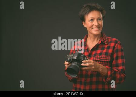 Coppia bella donna con capelli corti su sfondo nero Foto Stock