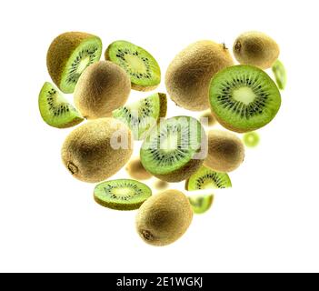 Kiwis maturo nella forma di un cuore su un sfondo bianco Foto Stock