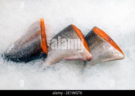 tre pezzi di salmone rosa nel ghiaccio Foto Stock