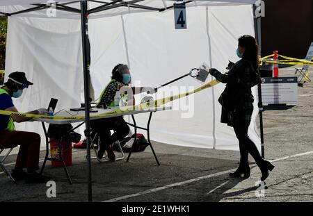 (210110) -- LOS ANGELES, 10 gennaio 2021 (Xinhua) -- la gente aspetta per avere un test libero di COVID-19 di do-it-yourself ad un luogo di prova di walk-in nella città di San Gabriel, Los Angeles County, California, gli Stati Uniti, 9 gennaio 2021. La contea di Los Angeles, la contea più popolosa degli Stati Uniti, ha riferito il venerdì 318 decessi correlati al coronavirus nelle ultime 24 ore, la prima volta che sono stati contati più di 300 nuovi decessi giornalieri. La contea ha segnalato 18,313 nuovi casi di coronavirus il venerdì, uno dei più elevati casi di nuovi casi giornalieri, portando a 889 il totale complessivo dall'inizio della pandemia; Foto Stock