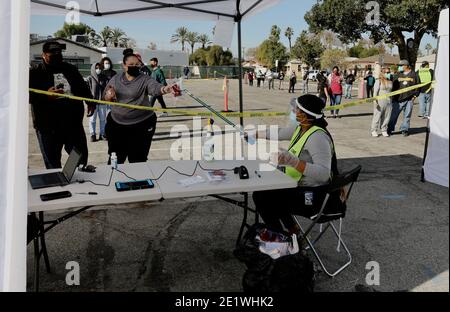 (210110) -- LOS ANGELES, 10 gennaio 2021 (Xinhua) -- la gente aspetta in fila per avere un test gratuito di COVID-19 fai da te in un sito di test walk-in nella città di San Gabriel, Los Angeles County, California, Stati Uniti, 9 gennaio 2021. La contea di Los Angeles, la contea più popolosa degli Stati Uniti, ha riferito il venerdì 318 decessi correlati al coronavirus nelle ultime 24 ore, la prima volta che sono stati contati più di 300 nuovi decessi giornalieri. La contea ha segnalato 18,313 nuovi casi di coronavirus il venerdì, uno dei più alti casi di nuovi quotidiani, portando il totale complessivo dall'inizio della pandemia Foto Stock