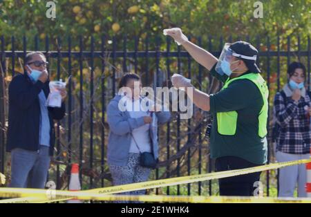 (210110) -- LOS ANGELES, 10 gennaio 2021 (Xinhua) -- UN membro dello staff dirige le persone a prendere un campione di prova dalla gola in un sito di test COVID-19 fai da te nella città di San Gabriel, Los Angeles County, California, Stati Uniti, 9 gennaio 2021. La contea di Los Angeles, la contea più popolosa degli Stati Uniti, ha riferito il venerdì 318 decessi correlati al coronavirus nelle ultime 24 ore, la prima volta che sono stati contati più di 300 nuovi decessi giornalieri. La contea ha segnalato 18,313 nuovi casi di coronavirus il venerdì, uno dei più alti casi di nuovi quotidiani, portando il conteggio complessivo dal st Foto Stock