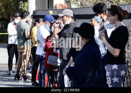 (210110) -- LOS ANGELES, 10 gennaio 2021 (Xinhua) -- la gente aspetta in fila per avere un test gratuito di COVID-19 fai da te in un sito di test walk-in nella città di San Gabriel, Los Angeles County, California, Stati Uniti, 9 gennaio 2021. La contea di Los Angeles, la contea più popolosa degli Stati Uniti, ha riferito il venerdì 318 decessi correlati al coronavirus nelle ultime 24 ore, la prima volta che sono stati contati più di 300 nuovi decessi giornalieri. La contea ha segnalato 18,313 nuovi casi di coronavirus il venerdì, uno dei più alti casi di nuovi quotidiani, portando il totale complessivo dall'inizio della pandemia Foto Stock