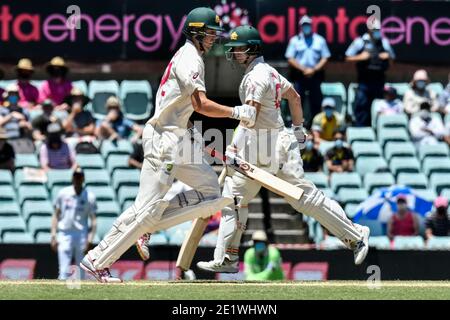 Sydney, Australia. Sydney, Australia. 10 gennaio 2021. Sydney Cricket. International Test Cricket, Third Test Day Four, Australia contro India; Cameron Green of Australia attraversa il wicket di fronte a Steve Smith of Australia Credit: Action Plus Sports Images/Alamy Live News Credit: Action Plus Sports Images/Alamy Live News Foto Stock