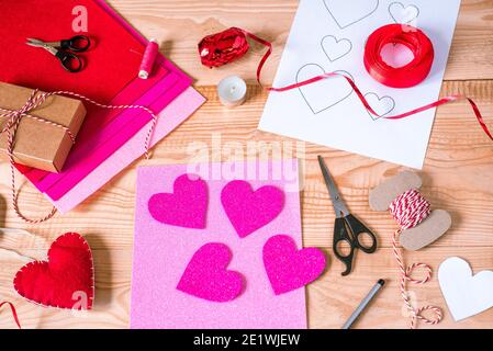 Fai-da-te feltro e foamiran artigianale per San Valentino Foto Stock
