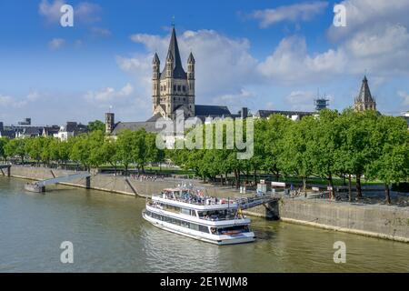 Rheinufer, Gross San Martin, Altstadt, Koeln, Nordrhein-Westfalen, Deutschland Foto Stock