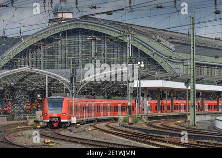 Regionalbahn, Einfahrt zum Hauptbahnhof, Koeln, Nordrhein-Westfalen, Deutschland Foto Stock