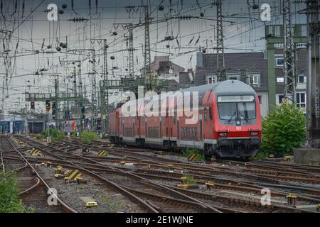 Regionalbahn, Einfahrt zum Hauptbahnhof, Koeln, Nordrhein-Westfalen, Deutschland Foto Stock