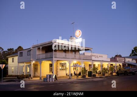 19 Dicembre 2020 Beechworth Australia : Exteriornight Time view of the Hibernian Hotel in Beechworth, Victoria, Australia Foto Stock