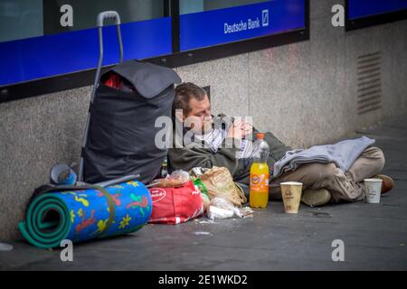 Obdachloser, Neusser Strasse, Nippes, Koeln, Nordrhein-Westfalen, Deutschland Foto Stock